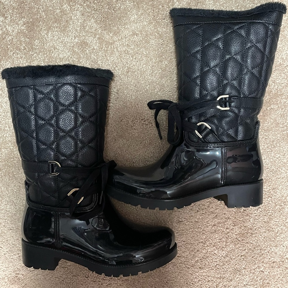 Black winter boots